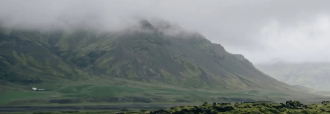 Þokukennd fjöll og grænar hlíðar